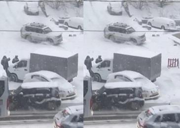 الثلوج تتسبب في سلسلة من حوادث السير .. فيديو