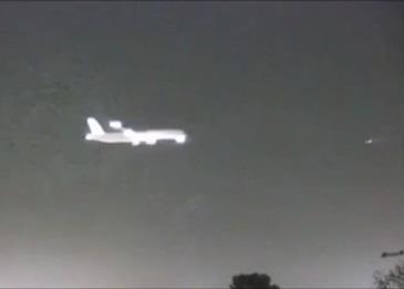 بالفيديو .. جسم غريب يسبق طائرة في لندن