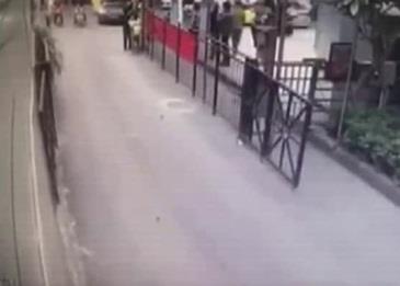 فيديو .. حادث أليم لرأس طفل