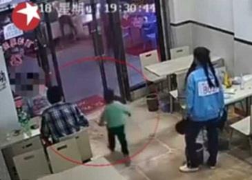 بالفيديو: امرأة حامل تعتدي على طفلٍ صغير!