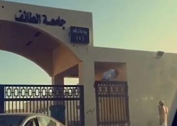 بالفيديو .. السبب وراء قفز طلبة الجامعة من فوق البوابة