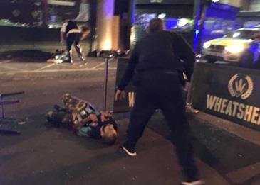 مقطع فيديو يسجل حادثة انتحار .. وينقذ آخر من السجن