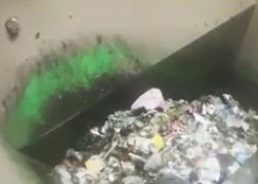 عامل نظافة يُدفن حيًا تحت القمامة .. فيديو