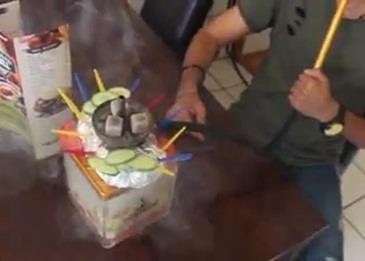 شيشة وشاورما في نفس الوقت .. شاهدوا هذا الاختراع بالفيديو