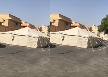 خيمة في منتصف الشارع تسبب الحيرة للسكان .. فيديو
