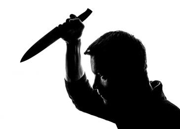 طعن رجل وزوجته أثناء تواجدهما في مطعم ... فيديو