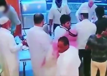 بالفيديو .. الشرطة تلقي القبض على سارقي العجوز في المطعم