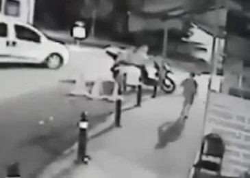 بالفيديو .. يُقتل في الشارع عندما كان يحتضن ابنه