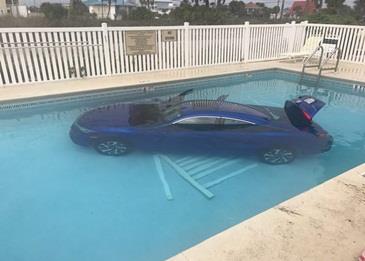 بالصور: سيدة تُسقط سيارتها في حوض سباحة!