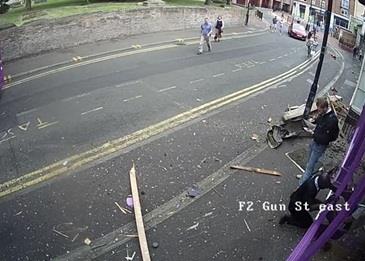 ينجو من حادث اصطدام بمعجزة .. ولكن الأغرب هو ما حدث لاحقُا .. فيديو