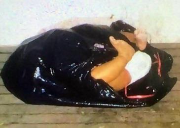 تخطف ابنة صديقتها وتلقي بها في القمامة
