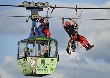 رعب في الهواء فوق المياه .. وقوات الإنقاذ تتدخل .. فيديو