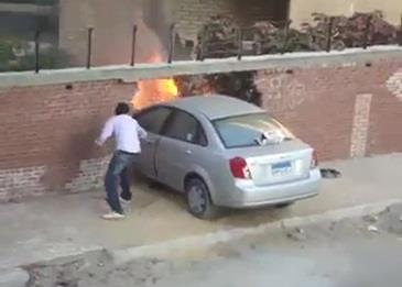 بالفيديو .. تشتعل النيران في سيارتها بعد شرائها بأربعة أيام