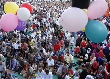 شاهد كيف حصل المصلون على عيدية مفاجئة بعد صلاة العيد