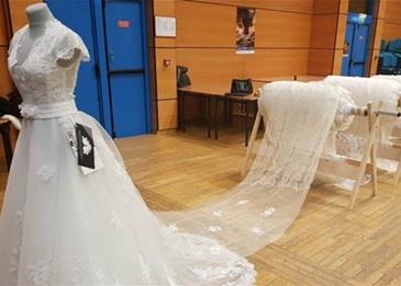 أطول فستان زفاف في العمل يغطي جبل إفرست .. فيديو