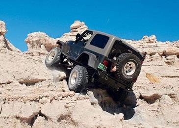 بالفيديو .. يتسلق الصخور بالسيارة