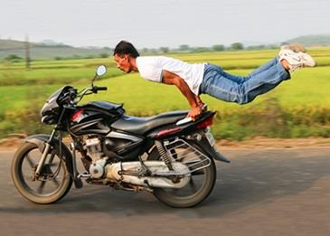 بالفيديو ... شاهد كيف ركبوا جميعًا على الدراجة البخارية