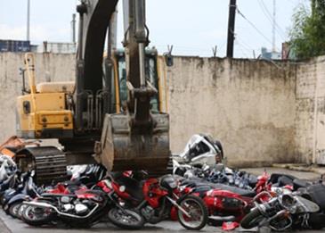 بالفيديو: الرئيس الفلبيني يشهد عملية تدمير دراجات نارية فاخرة!