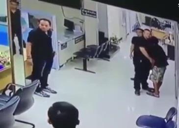 بالفيديو .. شاهد كيف تصرف هذا الشرطي مع الرجل البائس