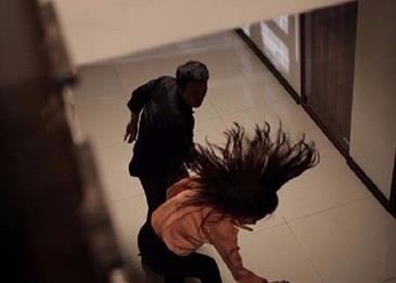 يضرب زوجته وصديقاتها ببوحشية لهذا السبب
