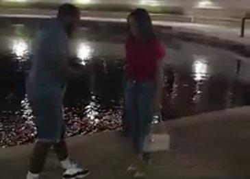 يطلب يد حبيبته .. ولكنه يخلع حذائه أولًا .. فيديو