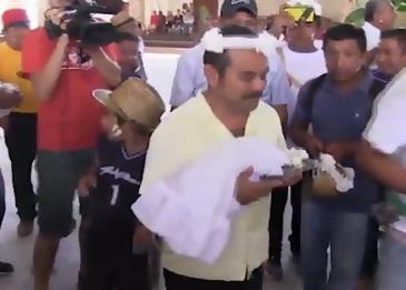 بالفيديو .. يتزوج من أنثى تمساح