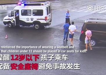 بالفيديو .. طفلين يسقطان من إحدى السيارات في الطريق السريع