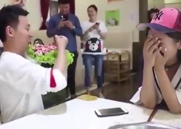شاهد أغرب عرض للزواج .. والأغرب رد فعل العروس