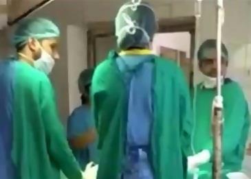 بالفيديو .. مشاجرة بين الأطباء في غرفة العمليات