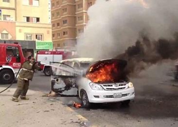 بالفيديو .. اندلاع نيران في سيارة أمام مركز رياضي أوليمبي