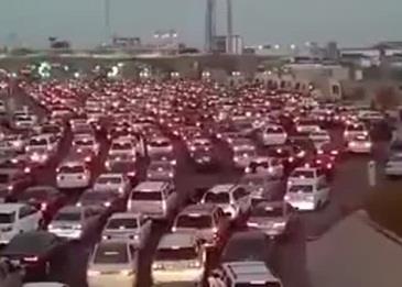 بالفيديو .. تكدس السيارات على جسر الملك فهد بطريقة غير اعتيادية