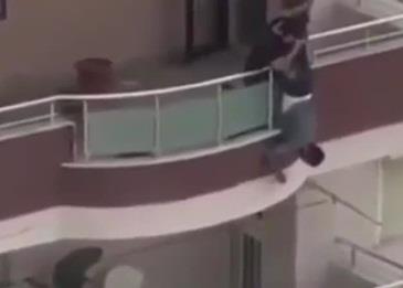 بالفيديو .. يضحي بحياته من أجل طلاء شرفة منزله