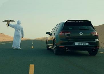 سباق بين سيارة جولف وصقر شاهين في صحراء دبي .. فمن انتصر .. فيديو