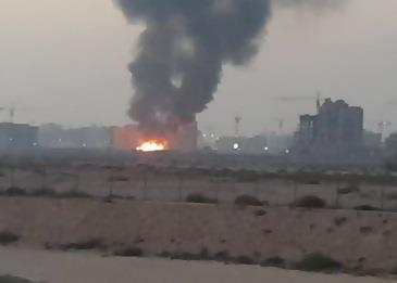 حريق في قرية النخيل يلتهم 10 كرفانات .. فيديو
