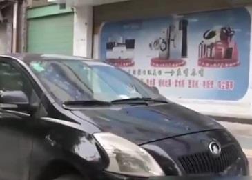 هذا ما فعلته الزوجة الصينية كي تمنع زوجها من الخروج .. فيديو