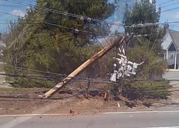 بالفيديو: صهريج وقود يسير بسرعة كبيرة ويصطدم بأعمدة الأسلاك الكهربائية!