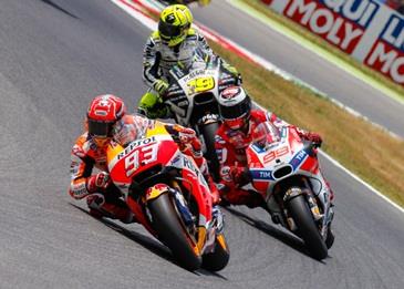 بالفيديو: سائق دراجة نارية يتعرض لحادث مروع في سباق الجائزة الكبرى