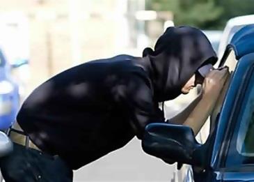 تذهب لتوصيل الطعام ... لتسرق الأخرى سيارتها .. فيديو