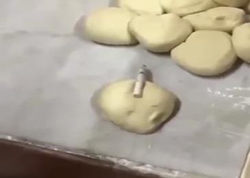 بالفيديو .. سيجارة في عجين بمخبز سعودي