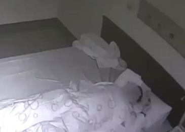 تهدد زوجه بالطلاق بعد زواج دام 30 عامًا .. بسبب أفعاله أثناء النوم .. فيديو