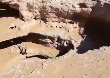 شاهد حفرة عملاقة يمكنها ابتلاع سيارة بالثمامة