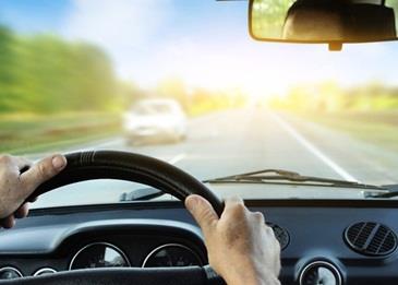 بالفيديو .. فتاة تقفز من سيارة مسرعة