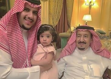 بالصور: خادم الحرمين الشريفين برفقة العائلة المالكة في مأدبة غداء بمنزل شقيقته