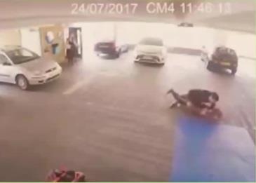 بالفيديو لص حاول سرقة سيارة .. ولكنه نال الجزاء الفوري