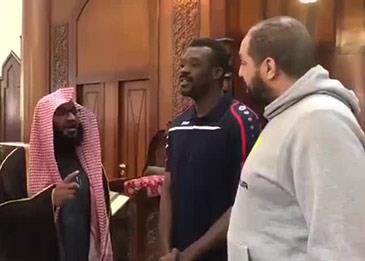 اضغط لمشاهدة الفيديو: لاعب نادي الجبلين للكرة الطائرة يعلن دخوله الإسلام