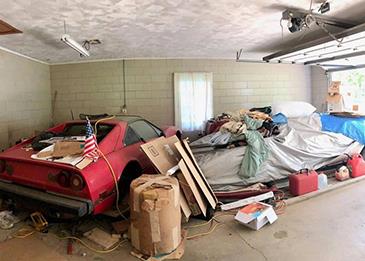 شاهد بالصور: شاب أمريكي يعثر في مرآب جدته على سيارتي لامبورجيني وفيراري!