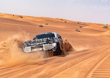 بالفيديو والصور.. قدرات هائلة لـ" لاند روڤر ديفندر"على كثبان دبي الرملية