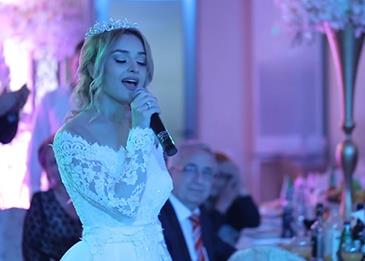 اضغط لمشاهدة الفيديو: عروس لبنانية تغني لعريسها أغنية "على بالي حبيبي"