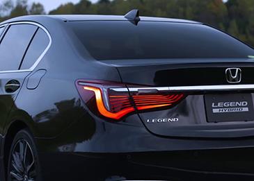 طرح أول سيارة ذاتية القيادة في العالم قريبًا