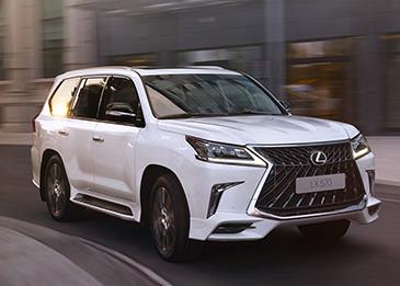 اضغط لمشاهدة الفيديو: سعودية تفاجئ زوجها بهدية جيب لكزس